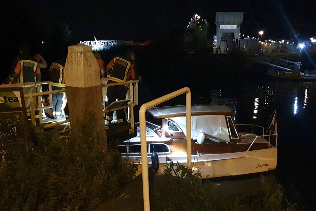 Brandweer redt boot van kapseizen