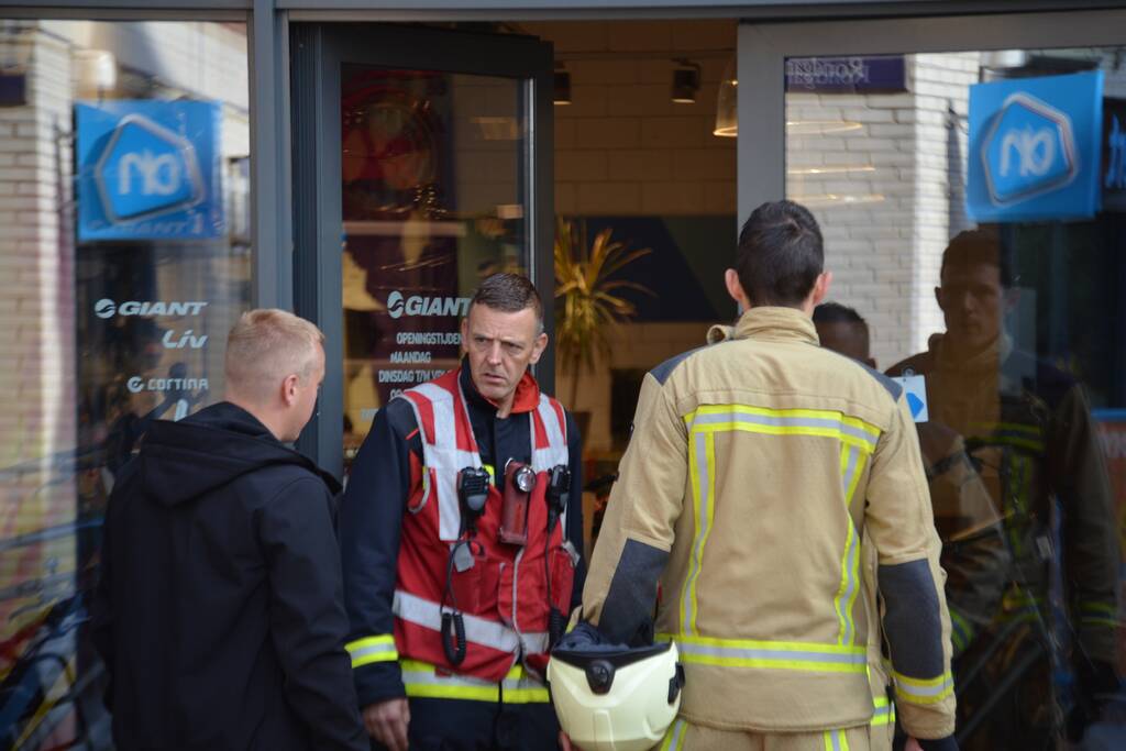 Doorgebrande compressor veroorzaakt hinderlijke lucht in fietsenwinkel