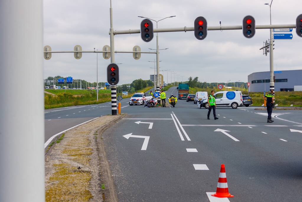 Politiemotor en bestelbus botsen bij Foodcourt