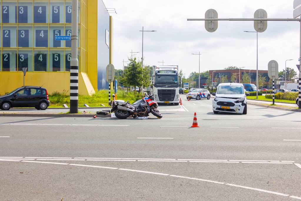 Politiemotor en bestelbus botsen bij Foodcourt