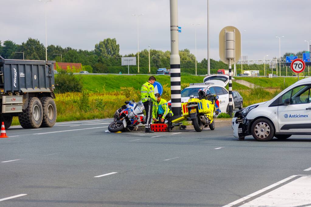 Politiemotor en bestelbus botsen bij Foodcourt
