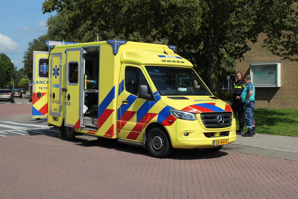 Man botst met scootmobiel op paal bij bushalte