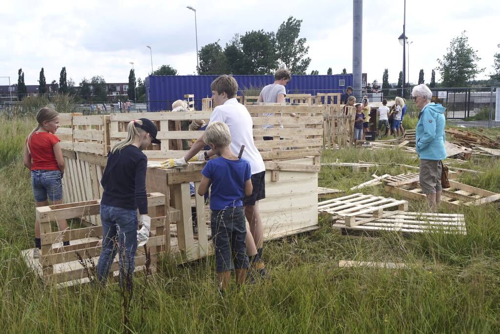 Kinderen timmeren hun eigen hutten