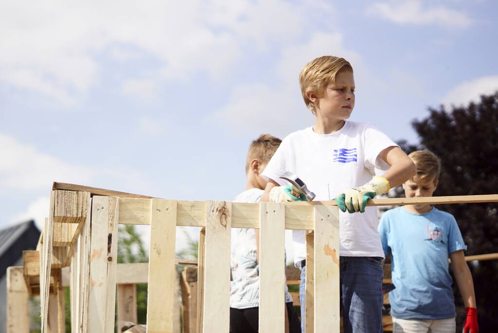 Kinderen timmeren hun eigen hutten