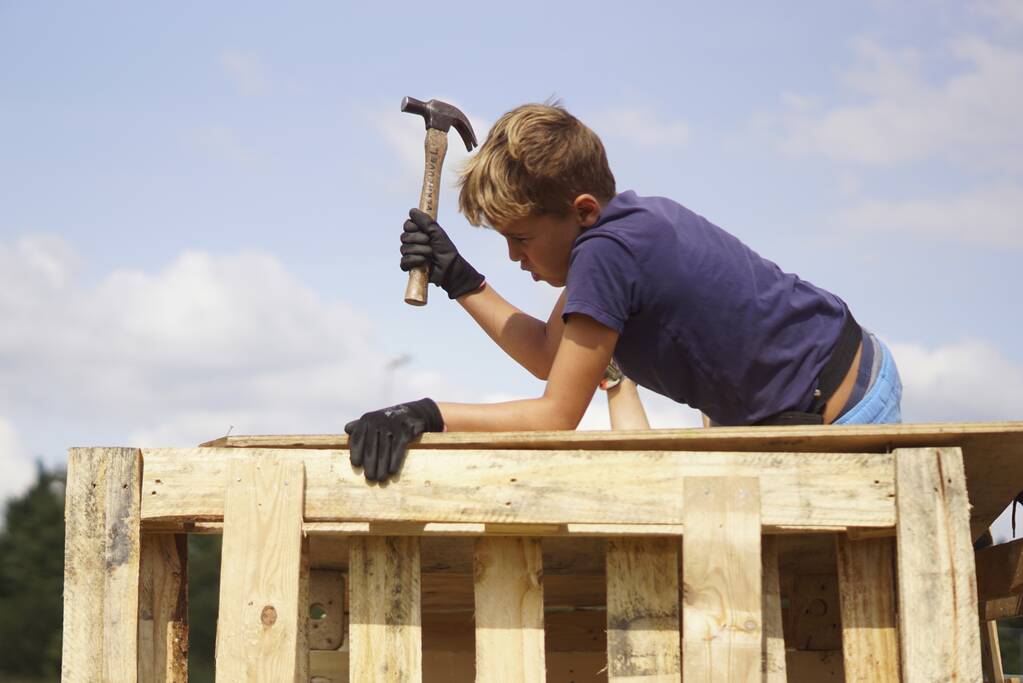 Kinderen timmeren hun eigen hutten