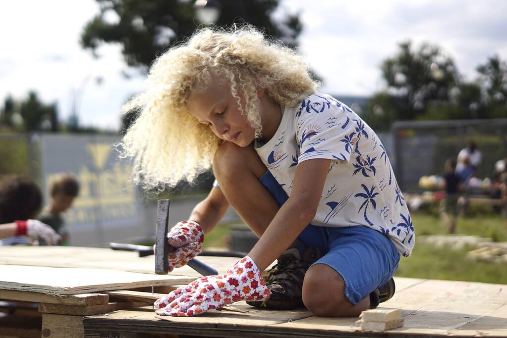 Kinderen timmeren hun eigen hutten