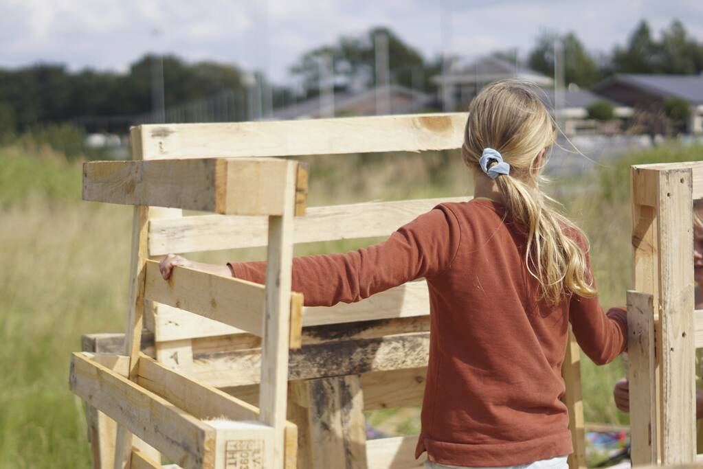 Kinderen timmeren hun eigen hutten
