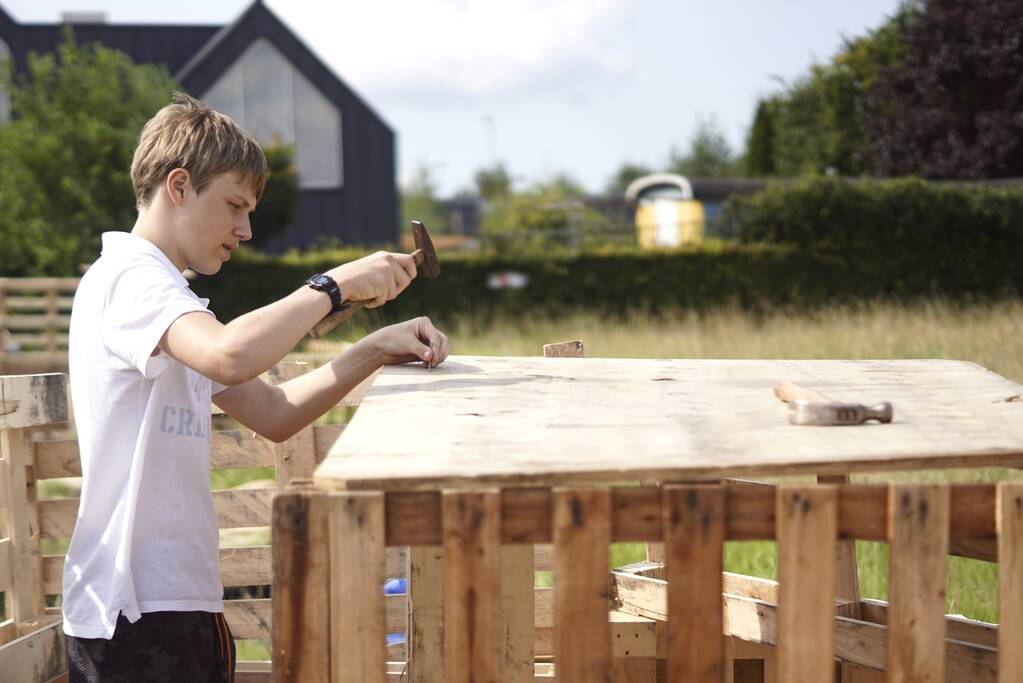 Kinderen timmeren hun eigen hutten