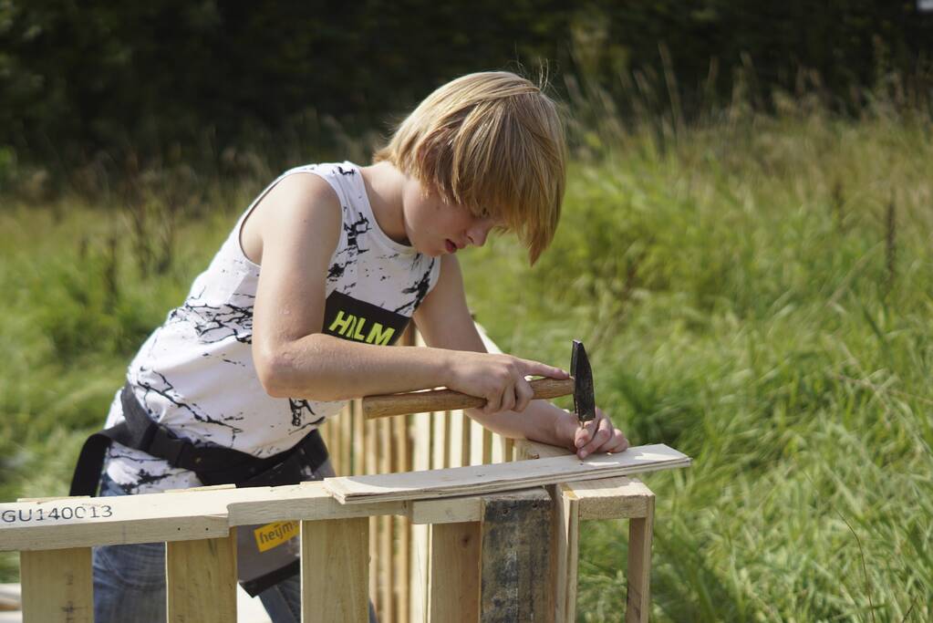 Kinderen timmeren hun eigen hutten