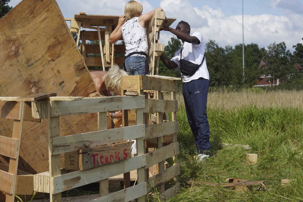 Kinderen timmeren hun eigen hutten