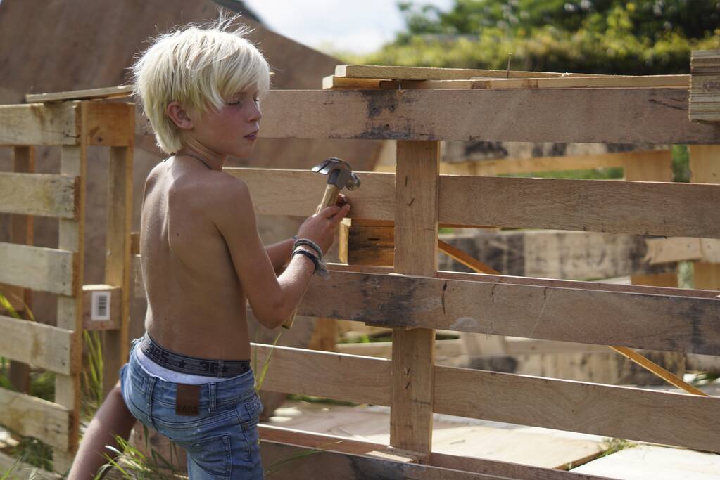 Kinderen timmeren hun eigen hutten