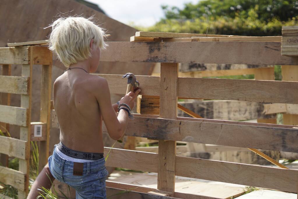 Kinderen timmeren hun eigen hutten