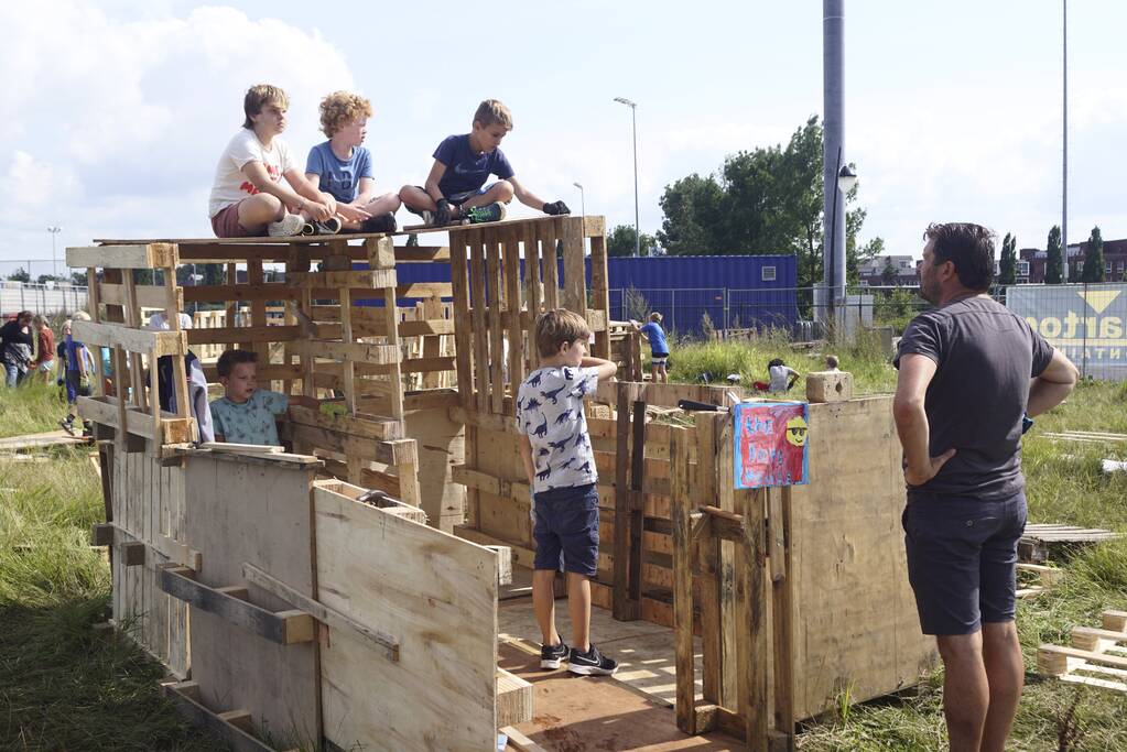 Kinderen timmeren hun eigen hutten