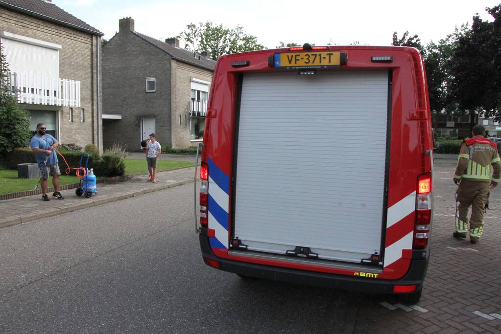 Jongeman 11-jaar blust brand in struiken na onkruid weg branden