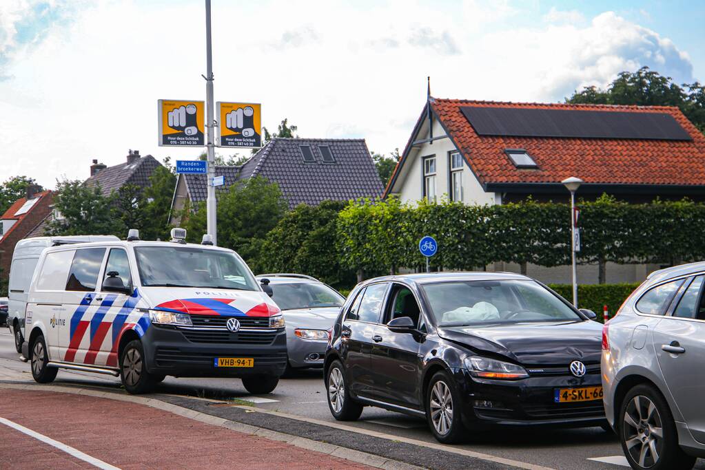 Personenauto's in botsing voor verkeerslicht