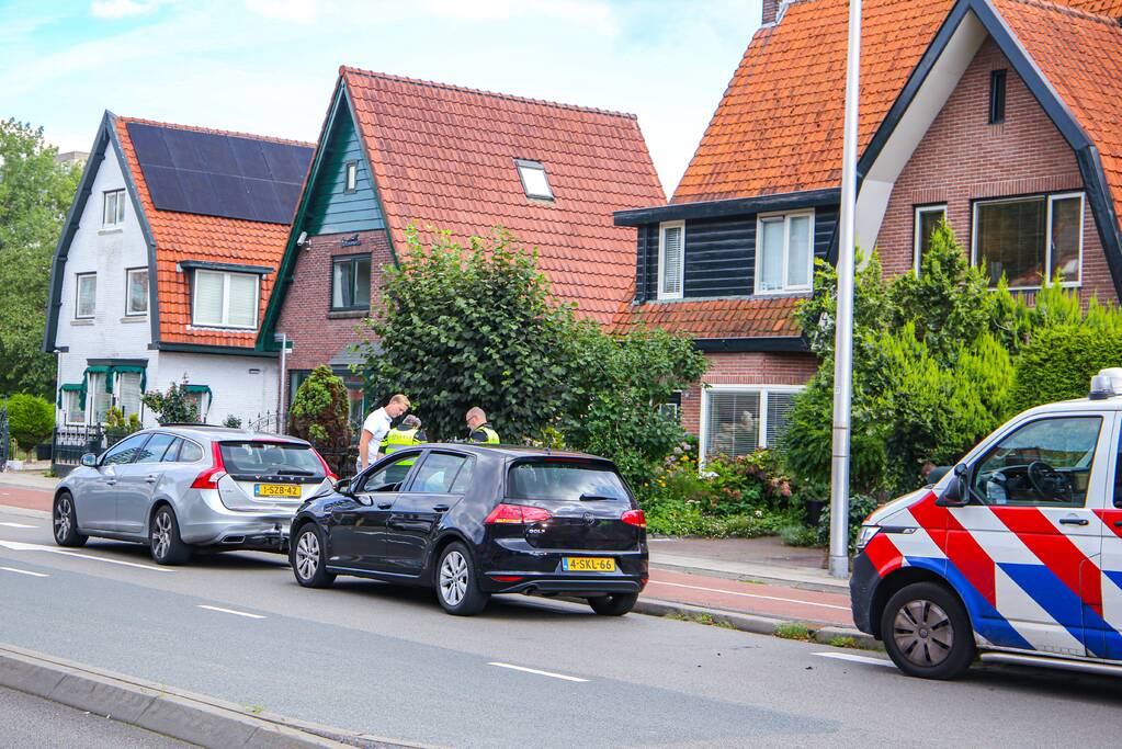 Personenauto's in botsing voor verkeerslicht