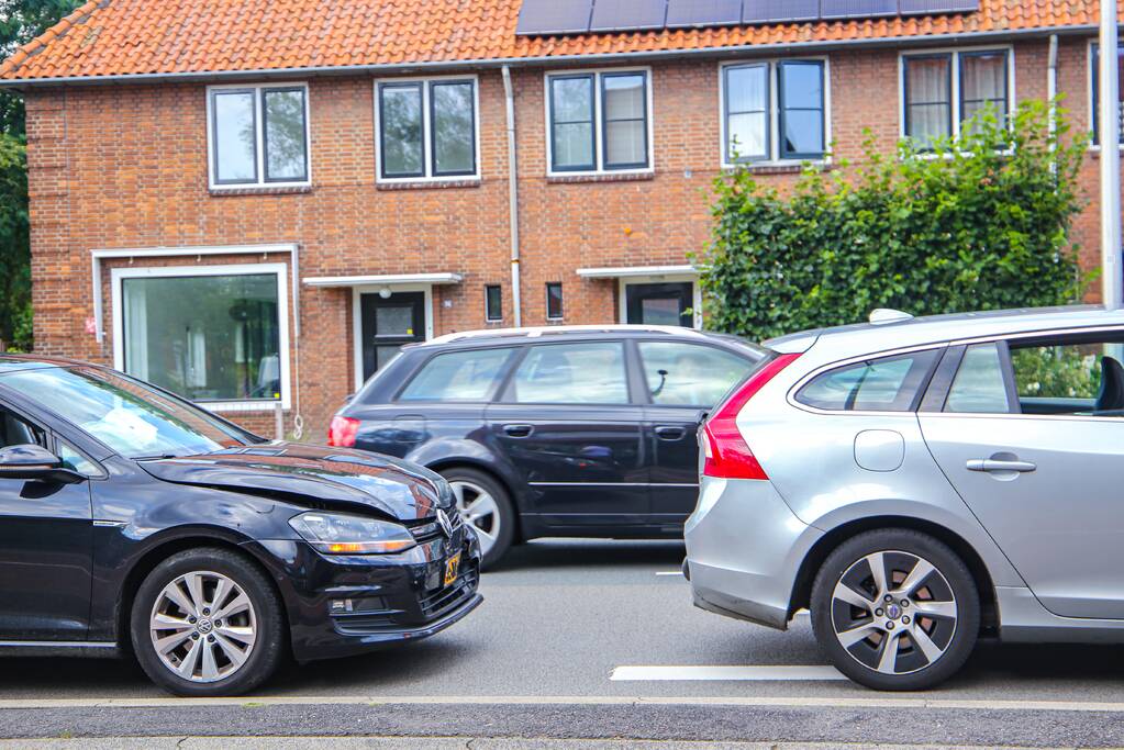 Personenauto's in botsing voor verkeerslicht