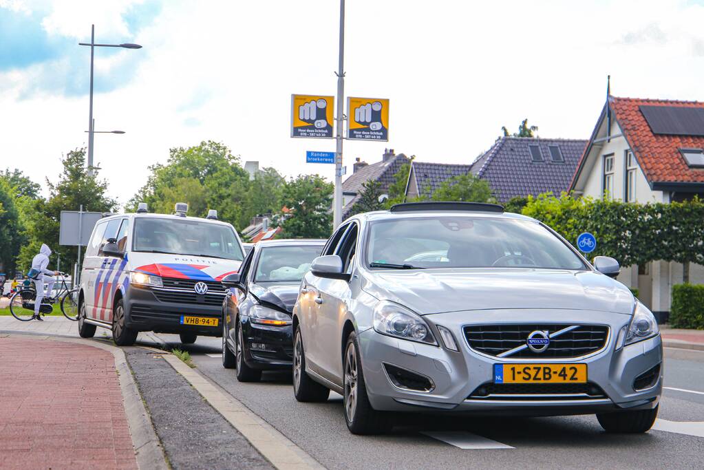 Personenauto's in botsing voor verkeerslicht