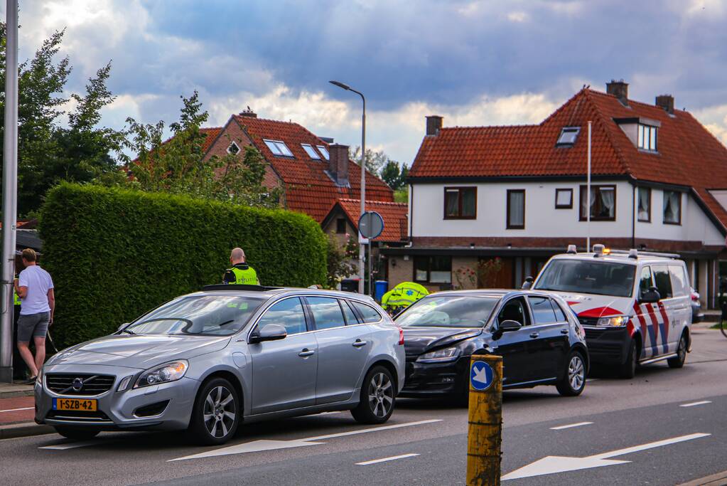 Personenauto's in botsing voor verkeerslicht