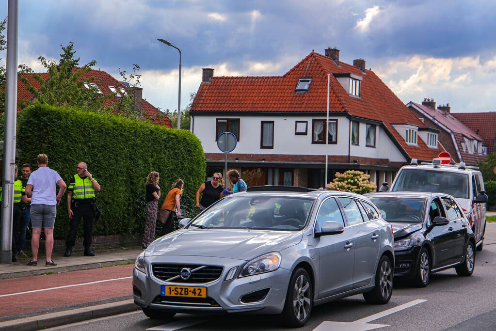 Personenauto's in botsing voor verkeerslicht