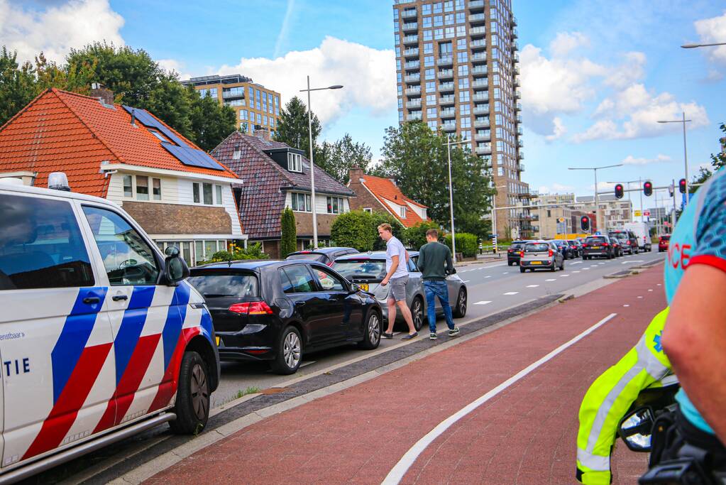 Personenauto's in botsing voor verkeerslicht