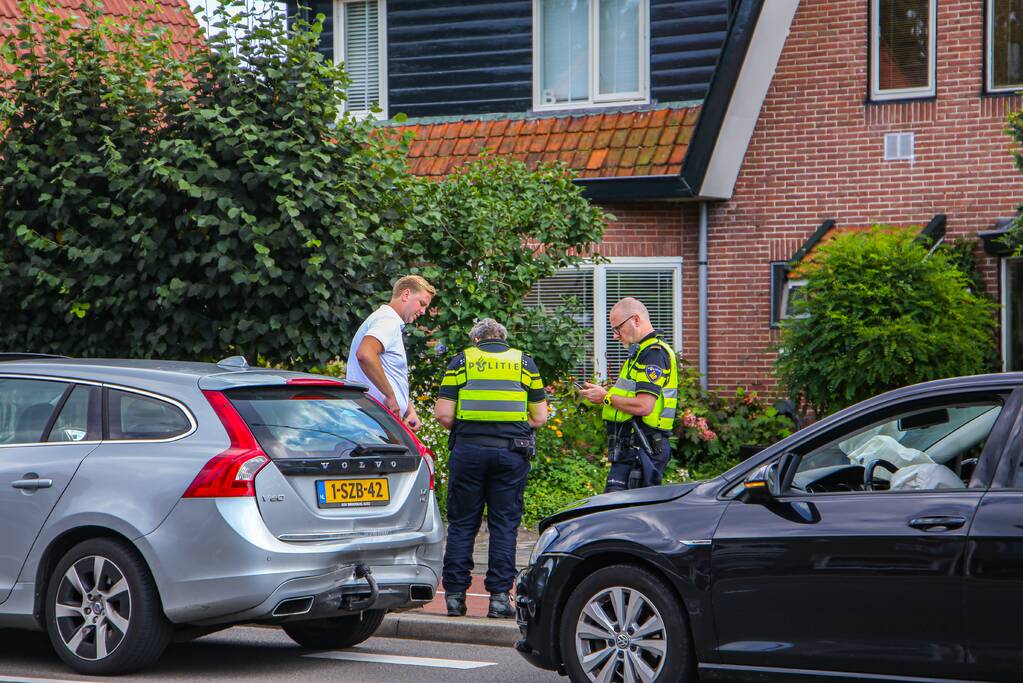 Personenauto's in botsing voor verkeerslicht