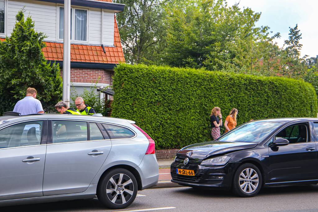 Personenauto's in botsing voor verkeerslicht