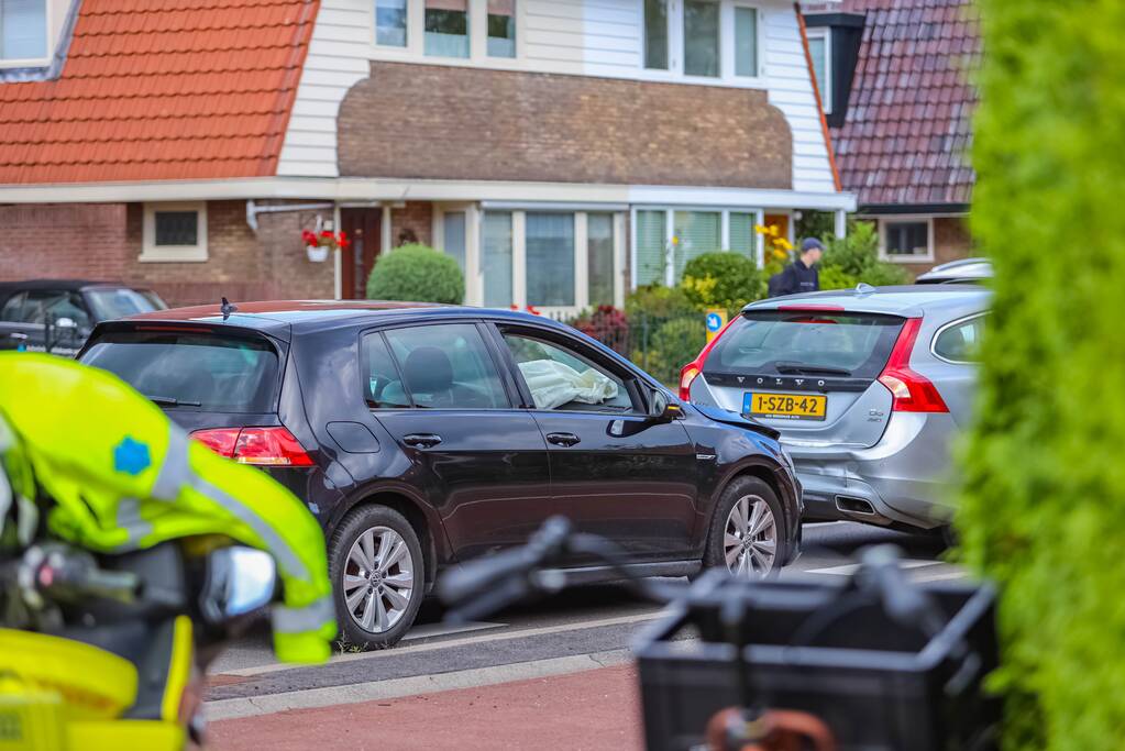 Personenauto's in botsing voor verkeerslicht