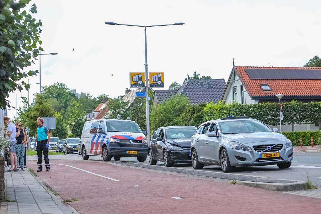 Personenauto's in botsing voor verkeerslicht
