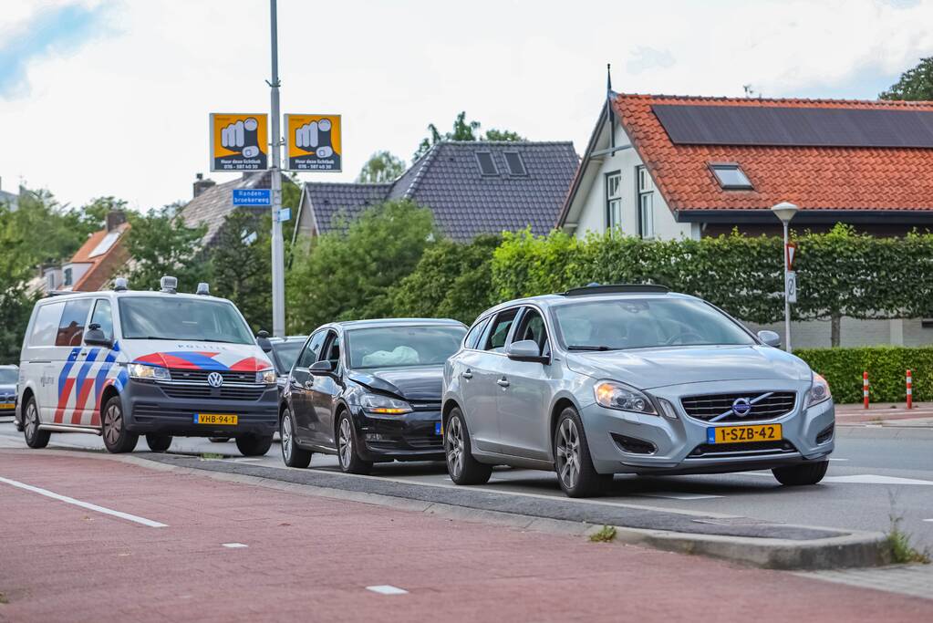 Personenauto's in botsing voor verkeerslicht