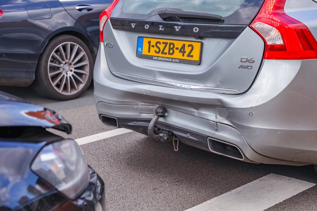 Personenauto's in botsing voor verkeerslicht