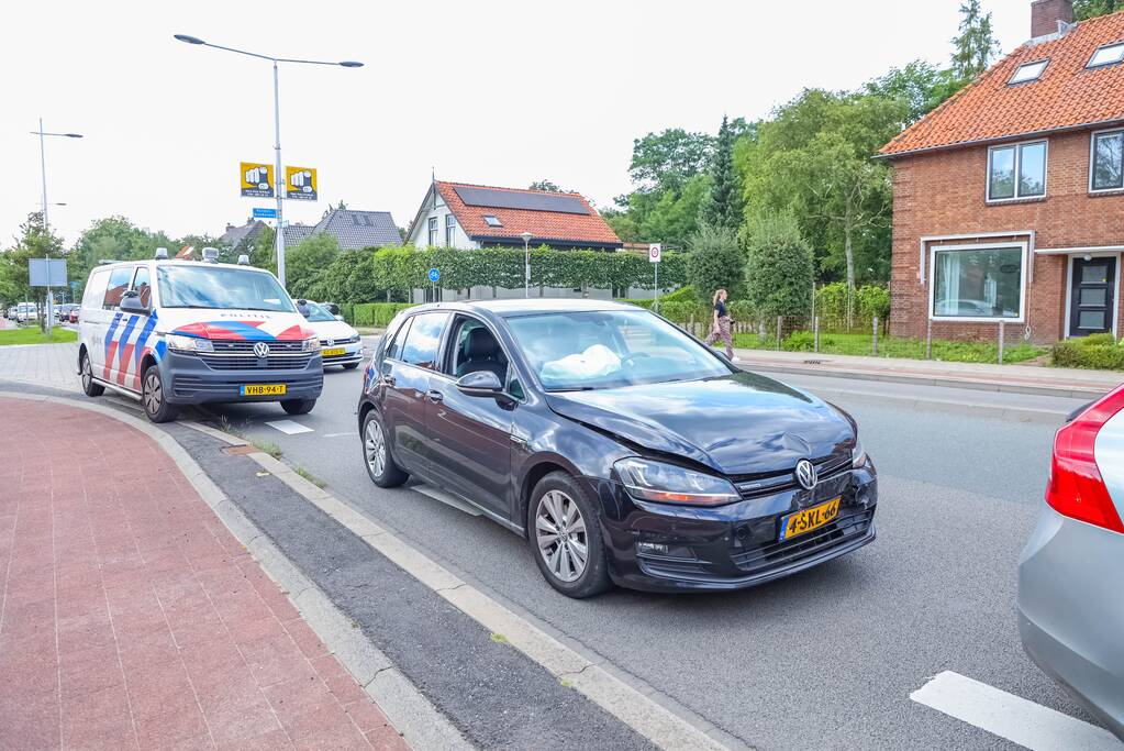 Personenauto's in botsing voor verkeerslicht