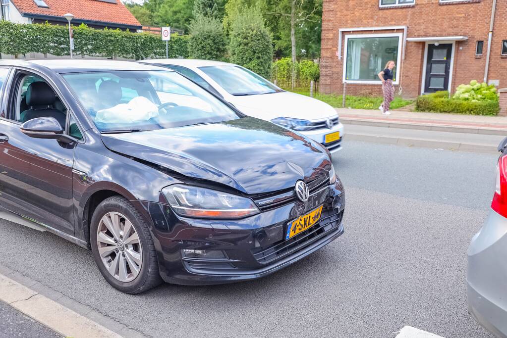 Personenauto's in botsing voor verkeerslicht