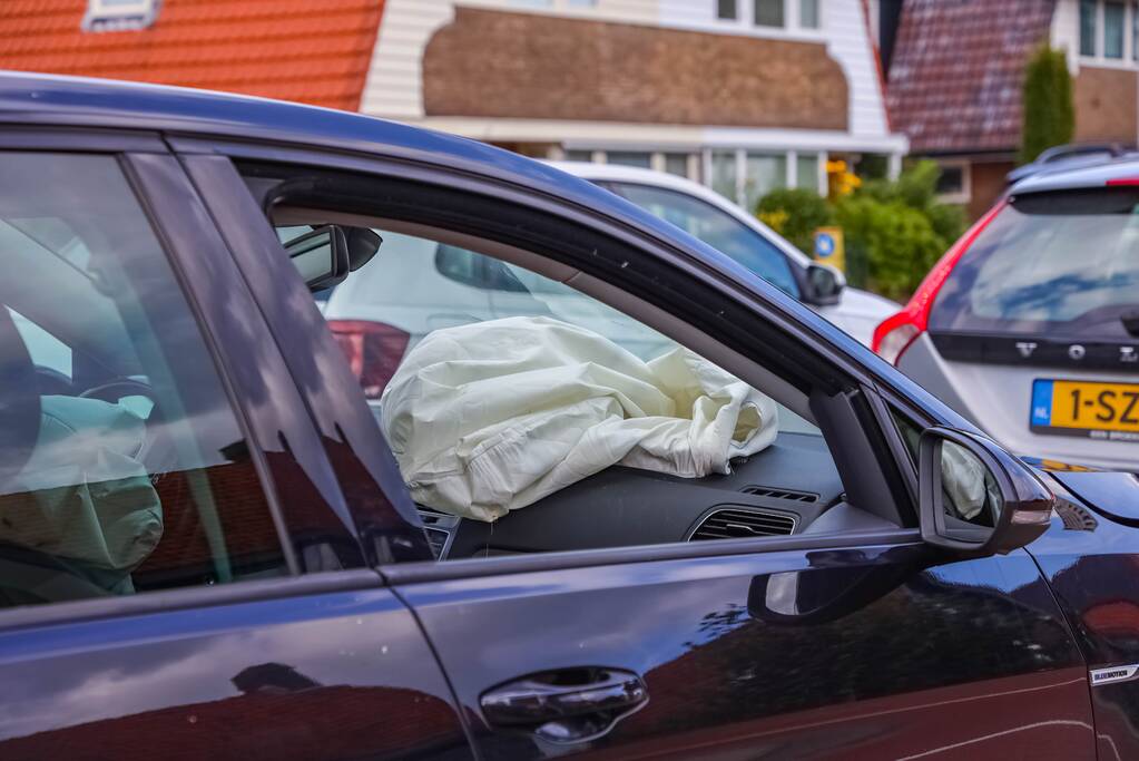 Personenauto's in botsing voor verkeerslicht