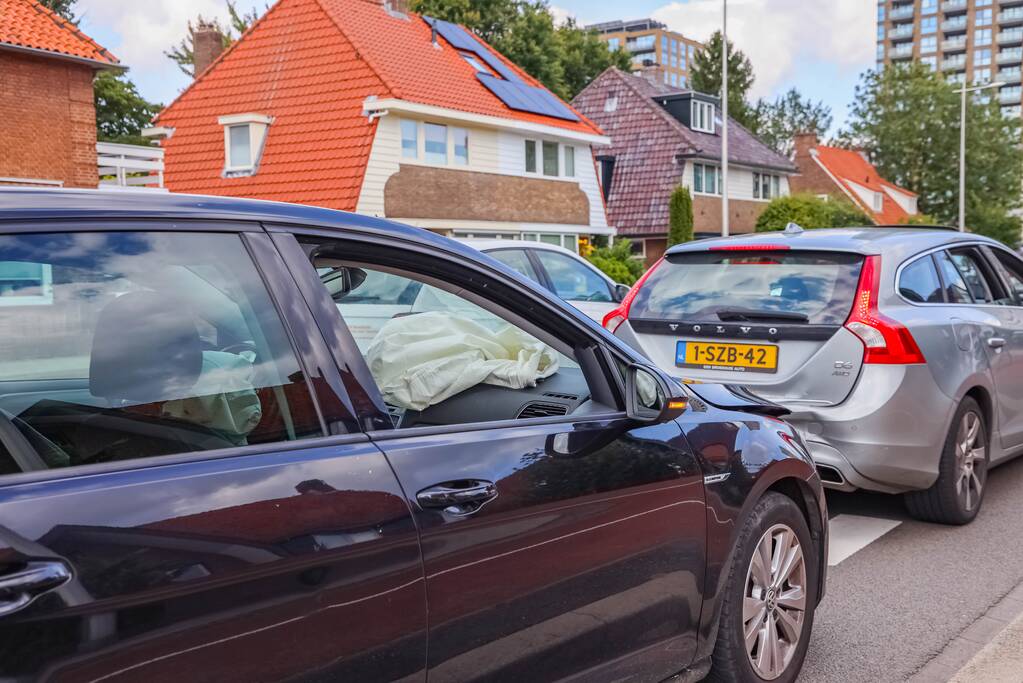 Personenauto's in botsing voor verkeerslicht