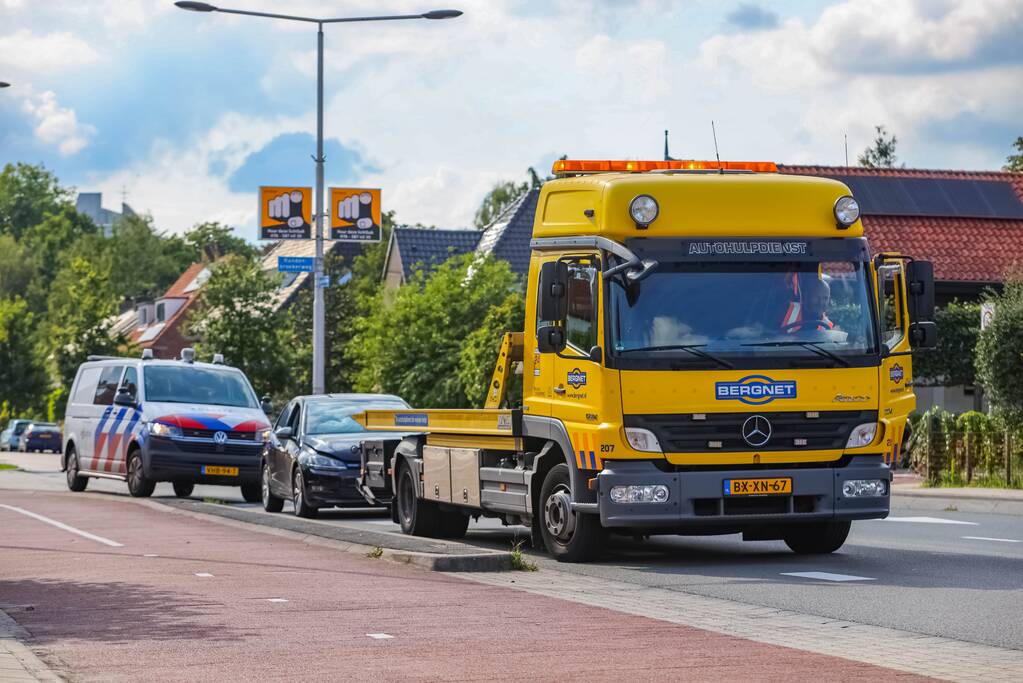 Personenauto's in botsing voor verkeerslicht