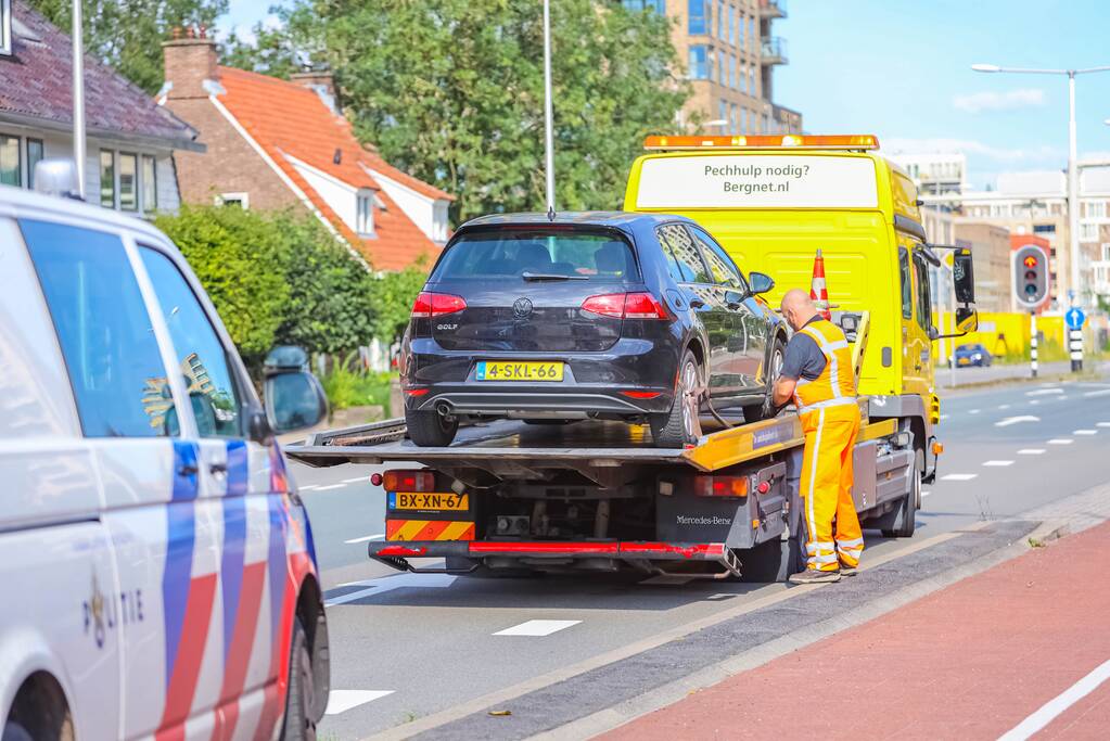 Personenauto's in botsing voor verkeerslicht