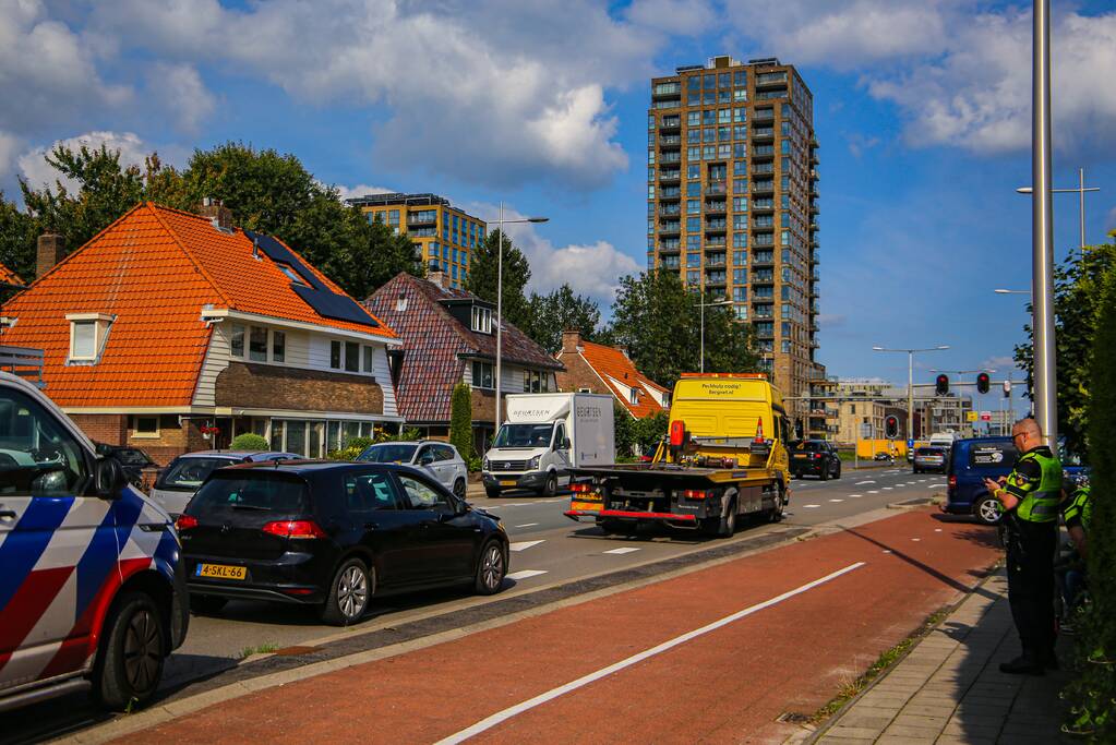 Personenauto's in botsing voor verkeerslicht