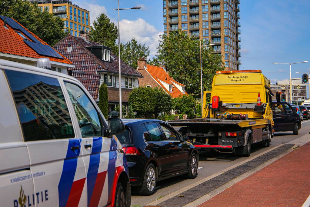 Personenauto's in botsing voor verkeerslicht