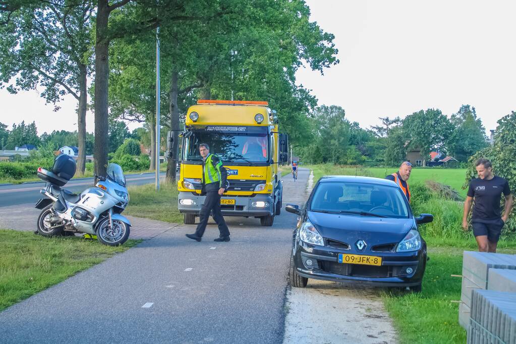 Motor verliest kentekenplaat tijdens aanrijding