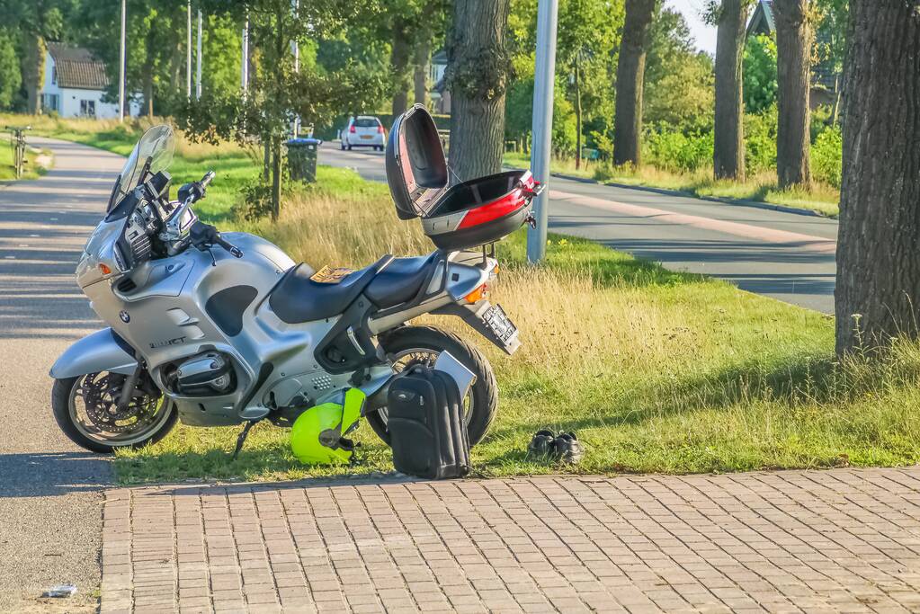 Motor verliest kentekenplaat tijdens aanrijding