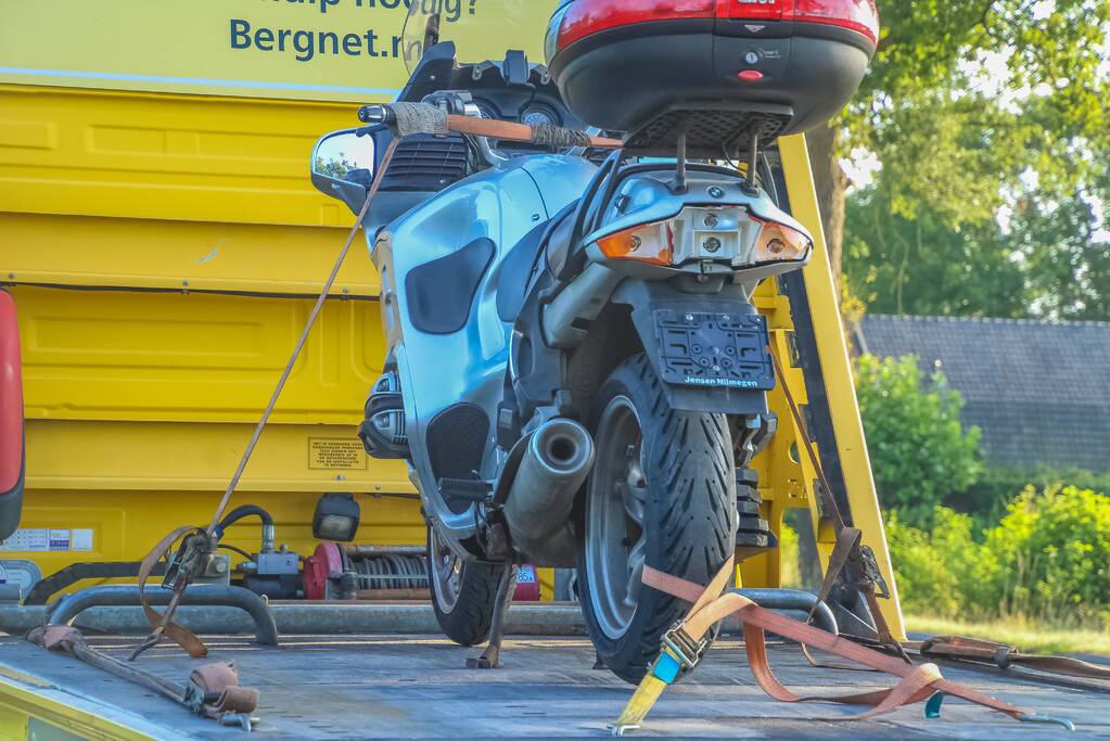 Motor verliest kentekenplaat tijdens aanrijding