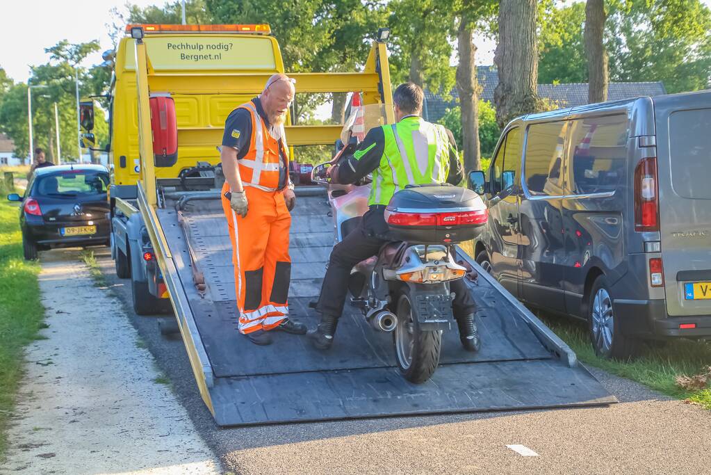Motor verliest kentekenplaat tijdens aanrijding