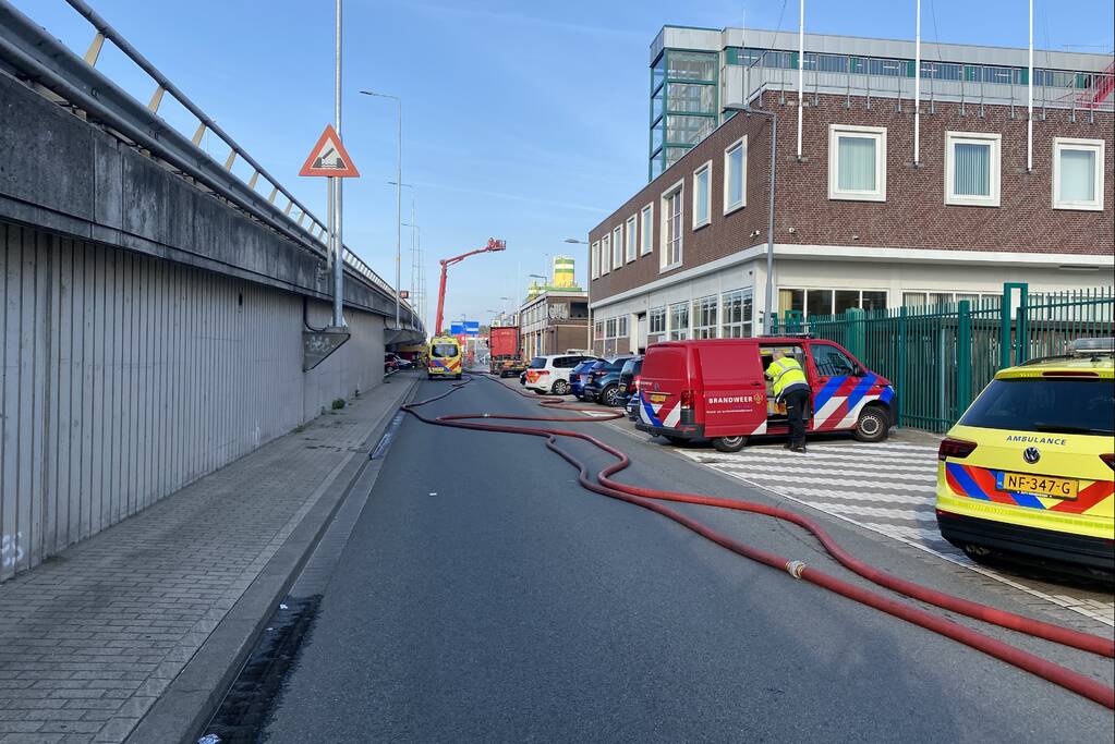 Grote uitslaande brand in een leegstaand pand