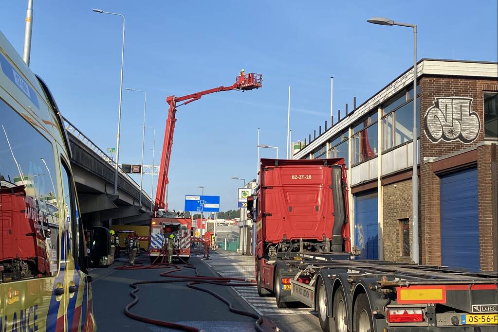 Grote uitslaande brand in een leegstaand pand