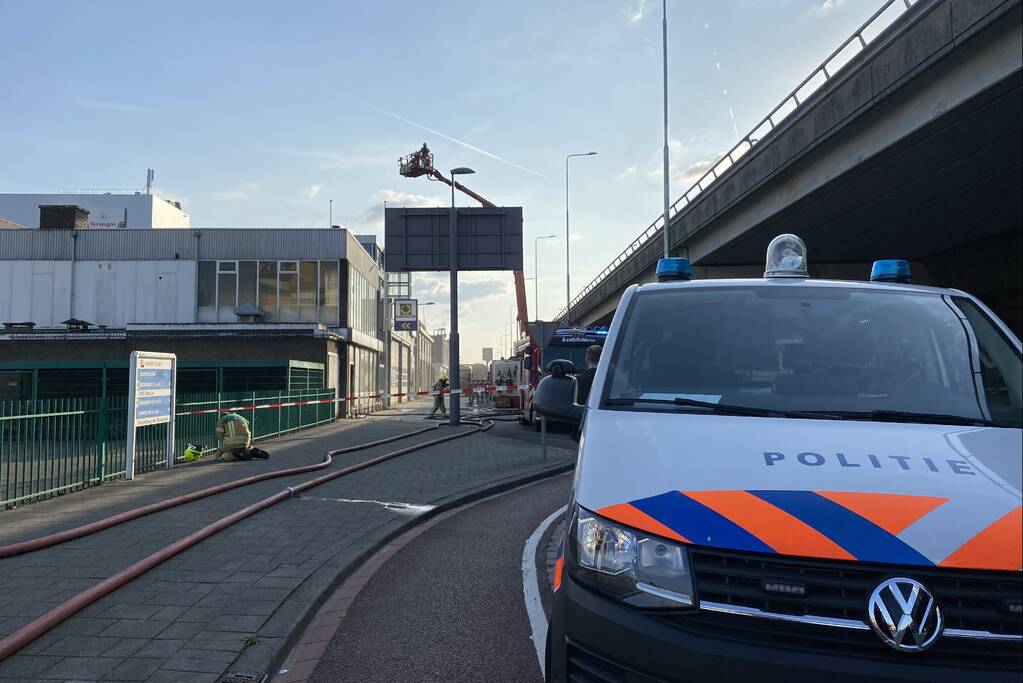 Grote uitslaande brand in een leegstaand pand