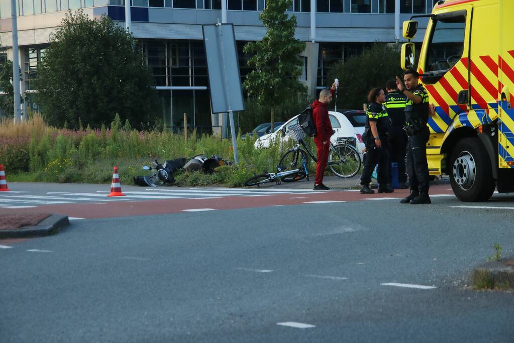 Berijder scooter gewond bij aanrijding met auto