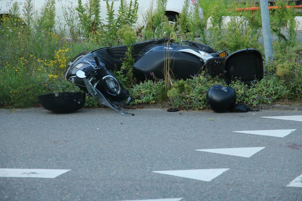 Berijder scooter gewond bij aanrijding met auto