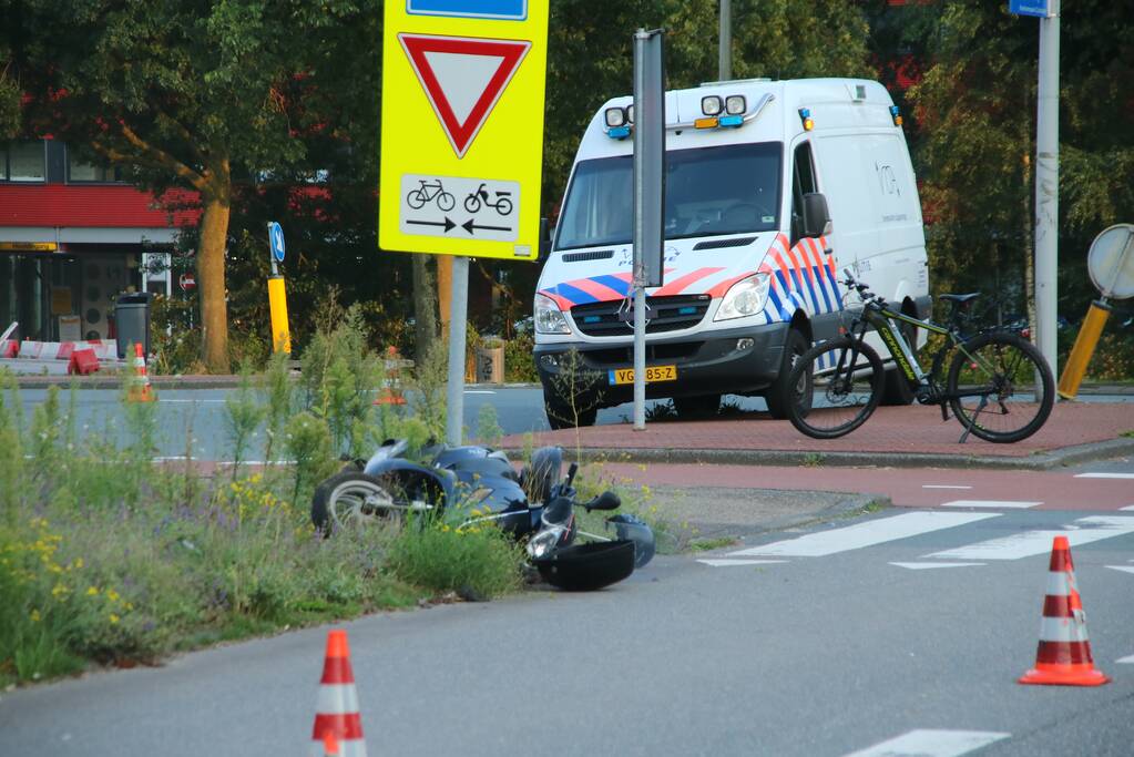 Berijder scooter gewond bij aanrijding met auto