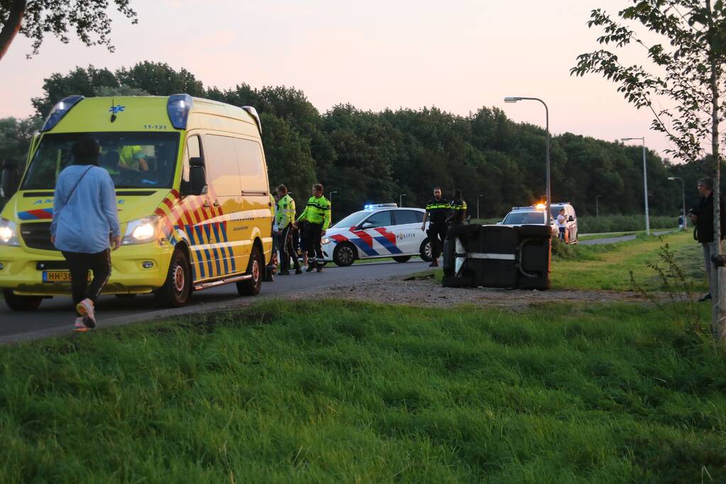 Brommobiel belandt op zijn kant door botsing